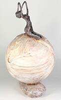 st9-statue sur sph&egrave;re r&eacute;sine tissu et pigments hauteur 60 cm